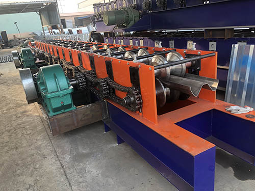 高速護(hù)欄成型機