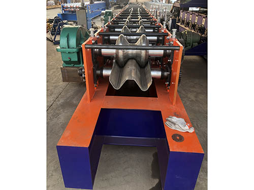 高速護(hù)欄成型機